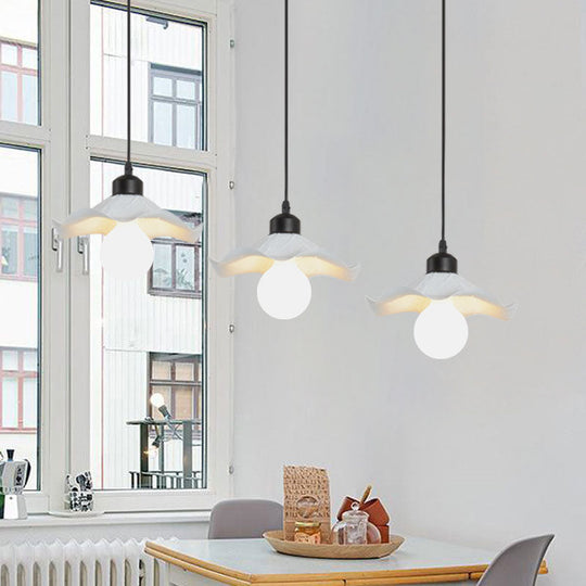 Modern 3-Head Pendant Light With Ruffled Edge In White Metallic Finish - Linear/Round Canopy