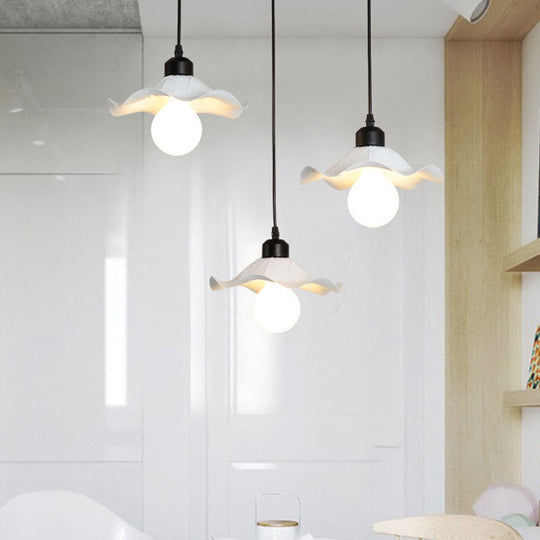 Suspension métallique blanche moderne avec bord volanté et plusieurs têtes