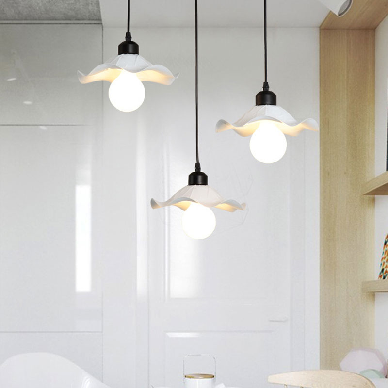 Modern 3-Head Pendant Light With Ruffled Edge In White Metallic Finish - Linear/Round Canopy / Round