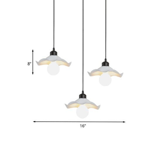Suspension métallique blanche moderne avec bord volanté et plusieurs têtes