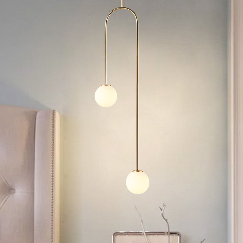 Plafonnier à LED post-moderne à 2 lumières en verre blanc avec tige courbée et suspension à boules noires et dorées