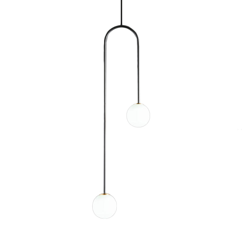 Plafonnier à LED post-moderne à 2 lumières en verre blanc avec tige courbée et suspension à boules noires et dorées