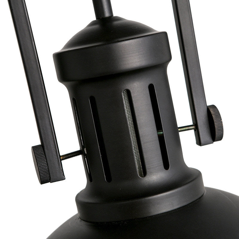 Lampe à suspension industrielle en métal noir avec abat-jour en forme de dôme et douille ventilée