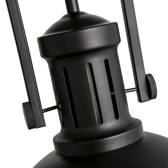 Lampe à suspension industrielle en métal noir avec abat-jour en forme de dôme et douille ventilée