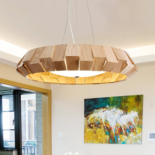 Suspension LED de style asiatique avec design incurvé en bois et diffuseur en verre laiteux
