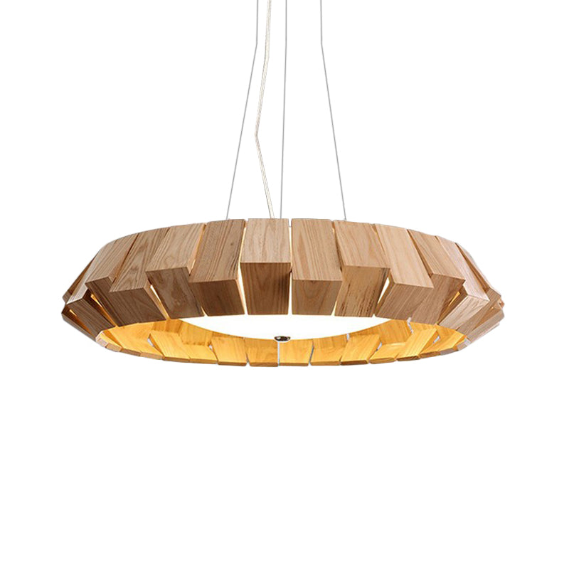 Suspension LED de style asiatique avec design incurvé en bois et diffuseur en verre laiteux