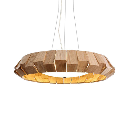Suspension LED de style asiatique avec design incurvé en bois et diffuseur en verre laiteux