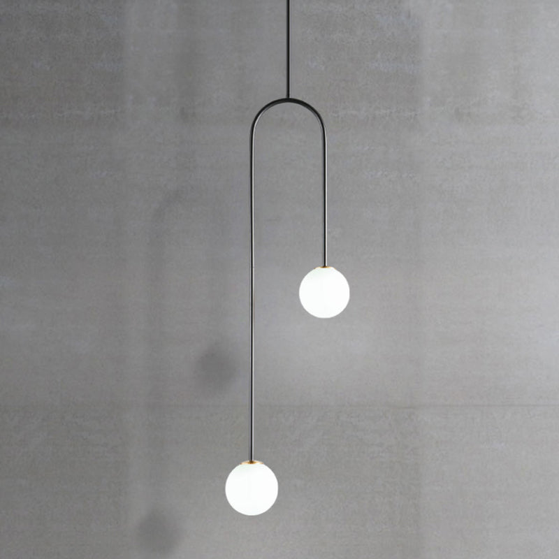 Giovanna - Élégant luminaire suspendu à boules noires/dorées post-moderne à 2 lumières en verre blanc à LED avec tige courbée