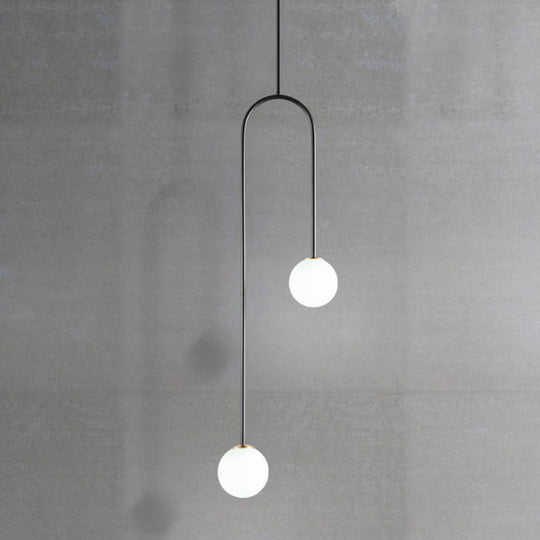 Plafonnier à LED post-moderne à 2 lumières en verre blanc avec tige courbée et suspension à boules noires et dorées