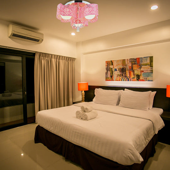 Plafonnier en cristal moderniste avec motif floral gravé, 3/5 lumières, abat-jour en boule de verre opale (rose/blanc)