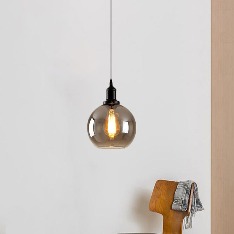 Plafonnier suspendu noir à une seule lampe avec globe en verre fumé - Farmhouse Lighting