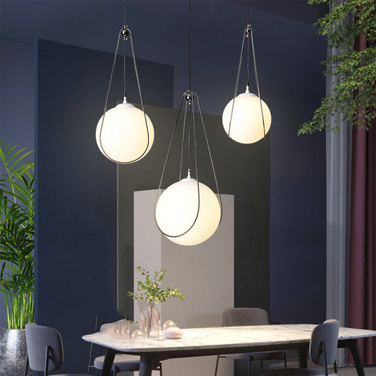 Suspension moderne en verre blanc en forme de larme avec finition nickelée - 1 lampe pour restaurant (largeur 8"/10"/12")