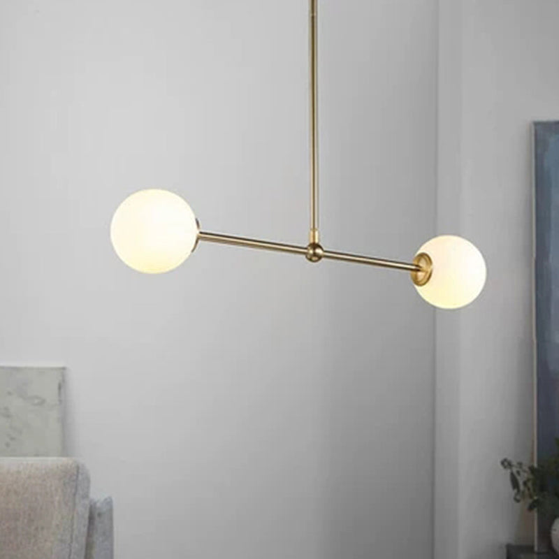Suspension moderne en or avec abat-jour en verre blanc en forme de boule - Design de bar minimaliste, 2 lumières
 ou
 "Lampe suspendue en métal doré avec abat-jour en verre blanc - Design de bar moderne, 2 lumières