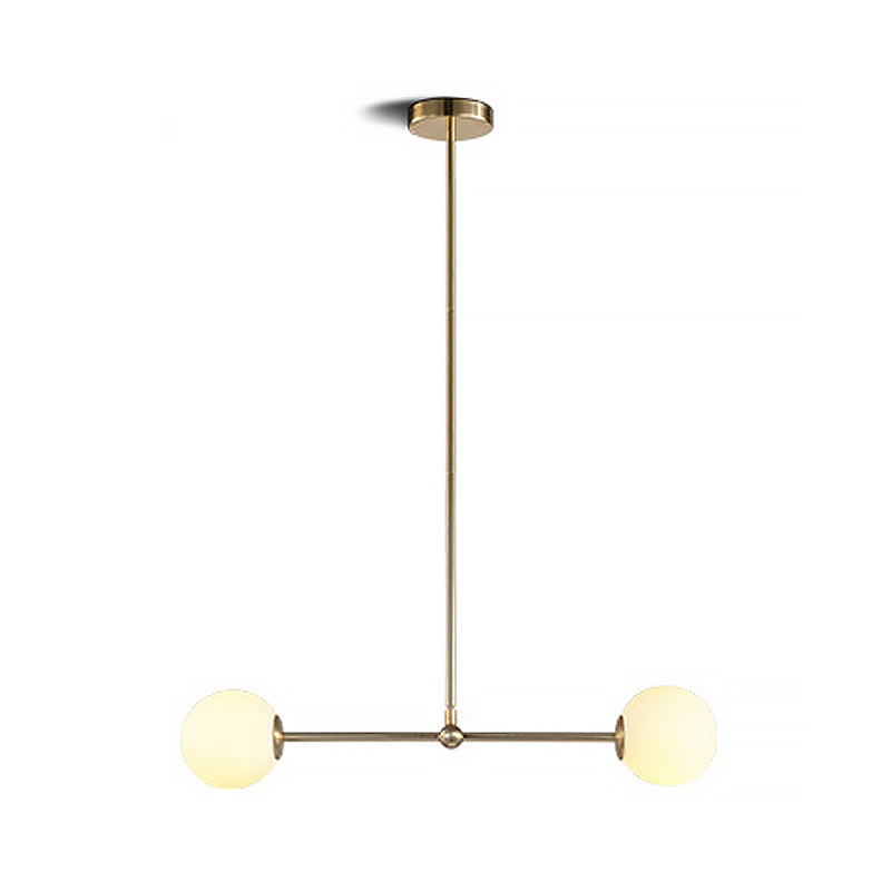 Suspension moderne en or avec abat-jour en verre blanc en forme de boule - Design de bar minimaliste, 2 lumières
 ou
 "Lampe suspendue en métal doré avec abat-jour en verre blanc - Design de bar moderne, 2 lumières