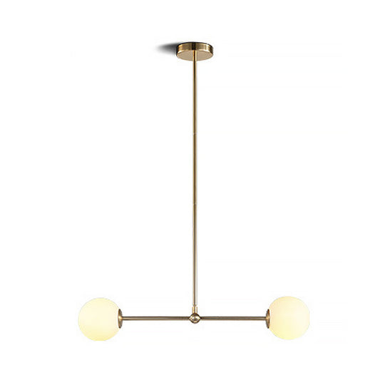 Suspension moderne en or avec abat-jour en verre blanc en forme de boule - Design de bar minimaliste, 2 lumières
 ou
 "Lampe suspendue en métal doré avec abat-jour en verre blanc - Design de bar moderne, 2 lumières
