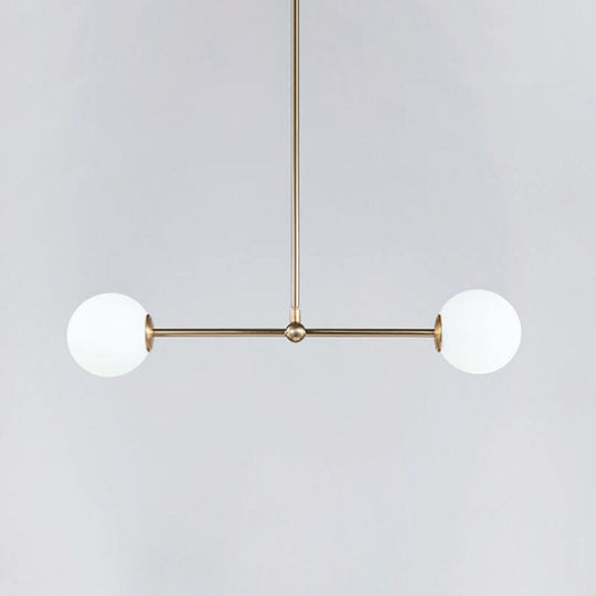 Suspension moderne en or avec abat-jour en verre blanc en forme de boule - Design de bar minimaliste, 2 lumières
 ou
 "Lampe suspendue en métal doré avec abat-jour en verre blanc - Design de bar moderne, 2 lumières