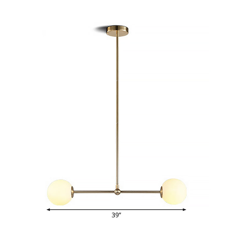 Suspension moderne en or avec abat-jour en verre blanc en forme de boule - Design de bar minimaliste, 2 lumières
 ou
 "Lampe suspendue en métal doré avec abat-jour en verre blanc - Design de bar moderne, 2 lumières