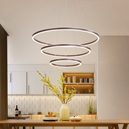 Lustre à anneaux LED minimaliste en acrylique marron à 4 niveaux pour salle à manger
