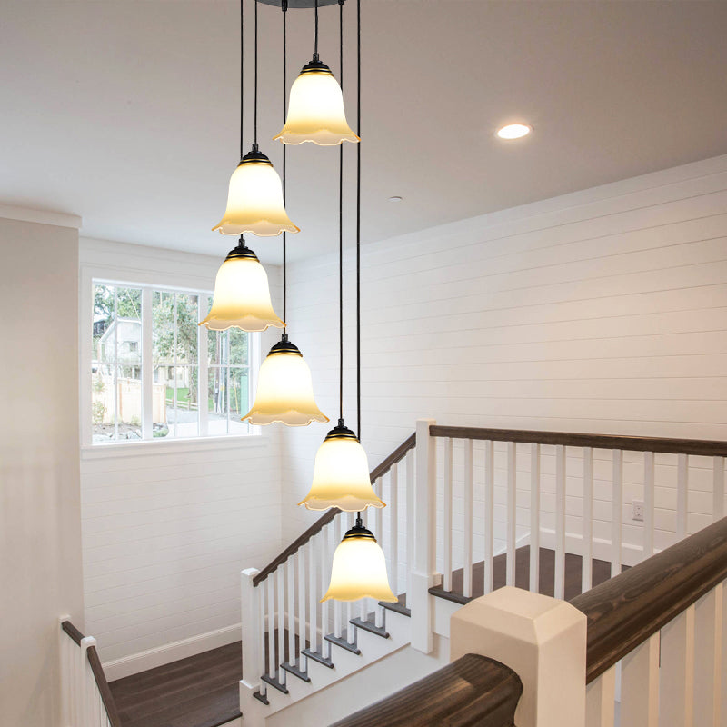 Suspension d'escalier minimaliste en forme de fleur noire avec verre dépoli et auvent rond