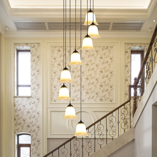 Suspension d'escalier minimaliste en forme de fleur noire avec verre dépoli et auvent rond