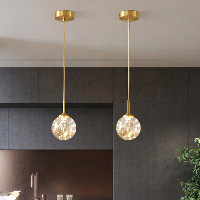 Suspension LED en laiton et verre : plafonnier sphérique moderne pour salle à manger