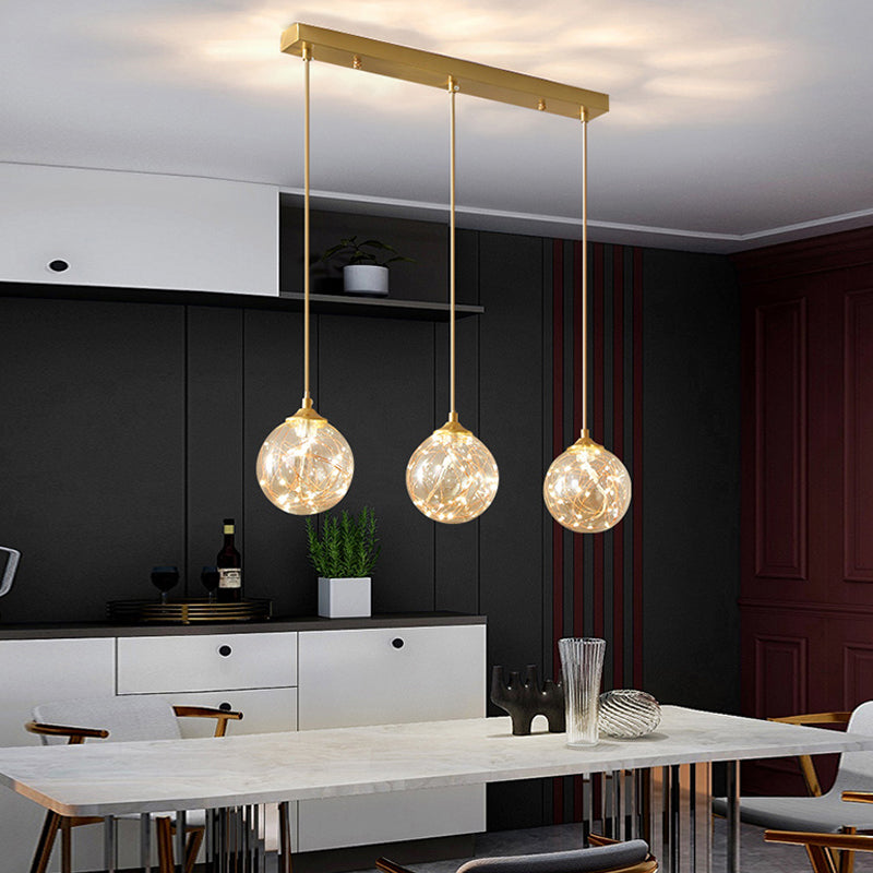 Suspension LED en laiton et verre : plafonnier sphérique moderne pour salle à manger