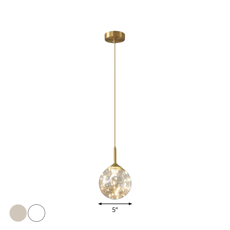 Suspension LED en laiton et verre : plafonnier sphérique moderne pour salle à manger