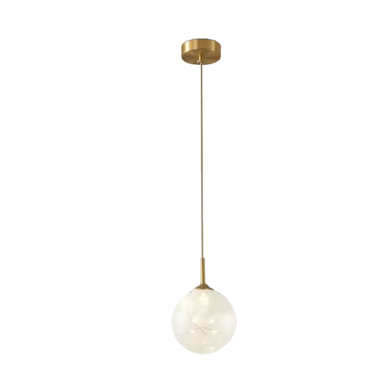 Suspension LED en laiton et verre : plafonnier sphérique moderne pour salle à manger