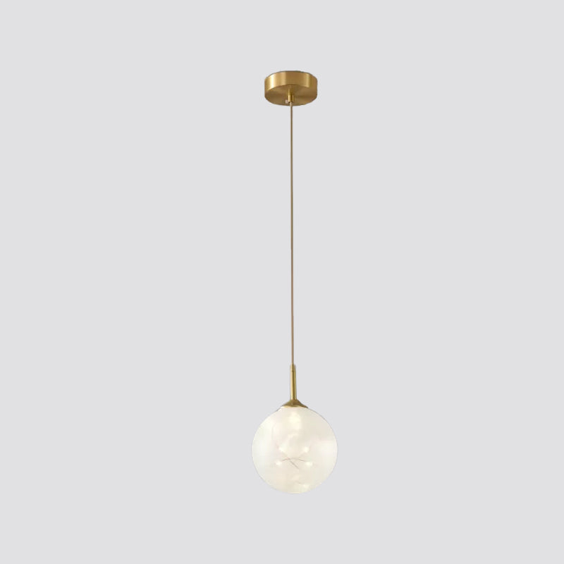 Suspension LED en laiton et verre : plafonnier sphérique moderne pour salle à manger