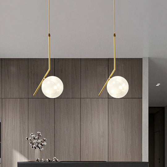 Suspension LED en laiton et verre : plafonnier sphérique moderne pour salle à manger
