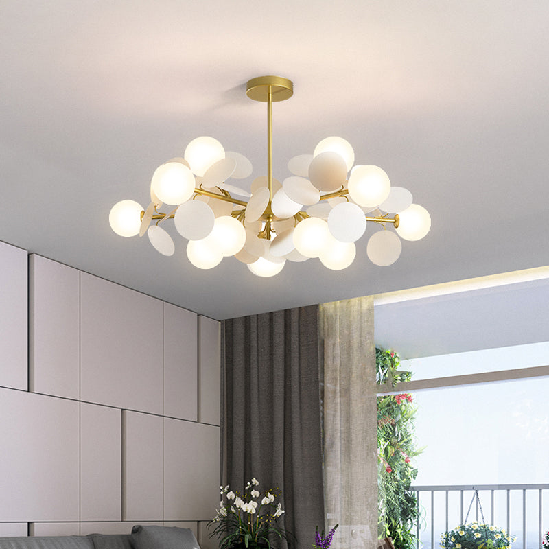 Lustre en forme de sphère en laiton, luminaire suspendu contemporain en verre laiteux avec décoration multi-cercles