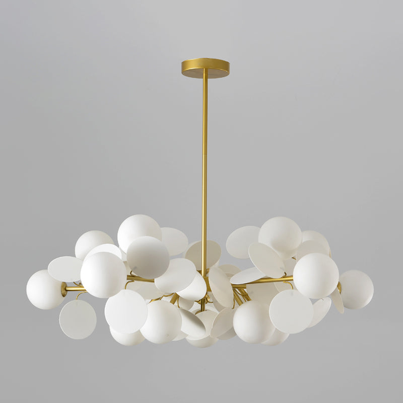 Lustre en forme de sphère en laiton, luminaire suspendu contemporain en verre laiteux avec décoration multi-cercles