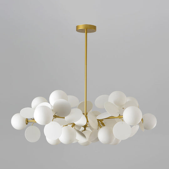 Lustre en forme de sphère en laiton, luminaire suspendu contemporain en verre laiteux avec décoration multi-cercles