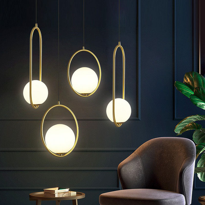 Suspension en verre blanc avec anneau en métal - Plafonnier boule simple