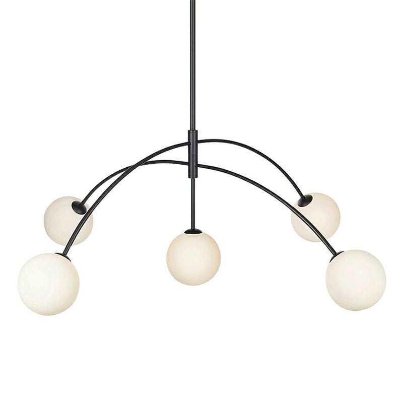Lampe à suspension moderne en forme d'arc noir avec lustre en verre à 5 têtes en forme de boule laiteuse - Éclairage de salle à manger