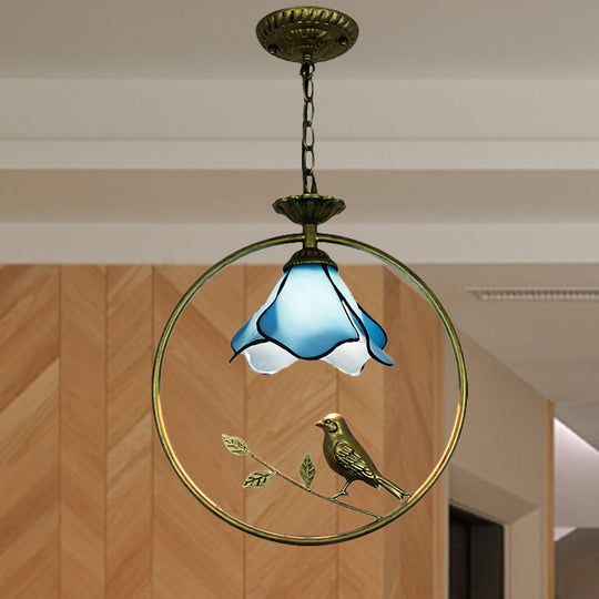 Lampe suspendue Tiffany à pétales bleus élégante - Lampe de plafond en verre d'art fabriquée à la main avec anneau en métal