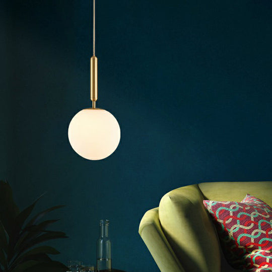 Suspension simple en laiton : verre blanc, 1 tête, éclairage pendulaire de salle à manger en forme de boule