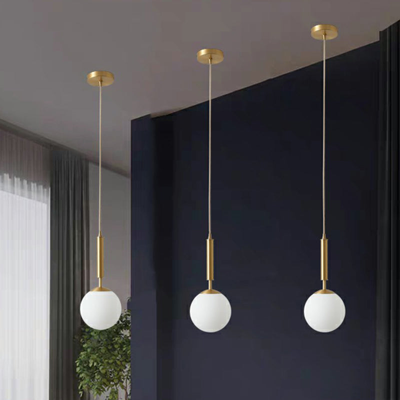 Suspension boule en verre laiteux minimaliste en laiton - Lampe suspendue à 1 lumière pour salle à manger