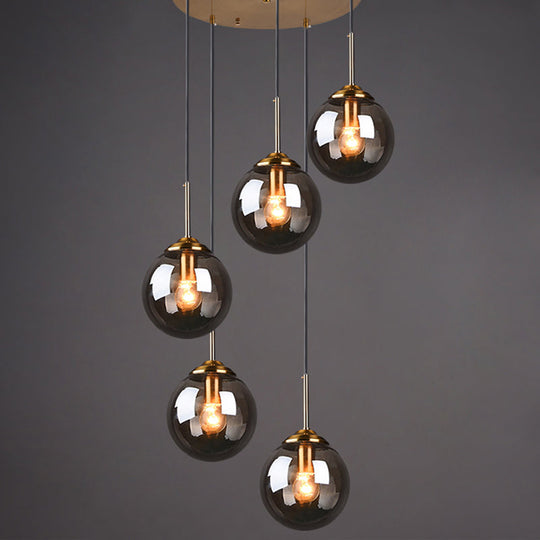 Luminaire suspendu post-moderne en forme de boule avec finition en laiton et abat-jour en verre - Suspension à 5 ampoules