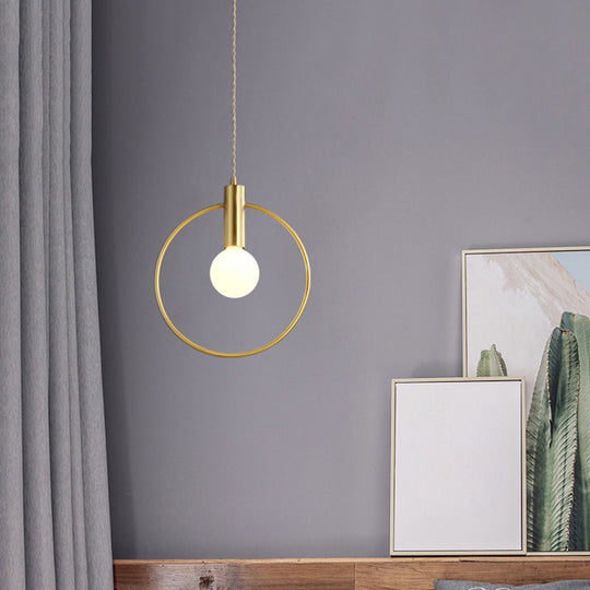 Lampe à suspension minimaliste dorée avec pendule annulaire et ampoule pour chambre à coucher