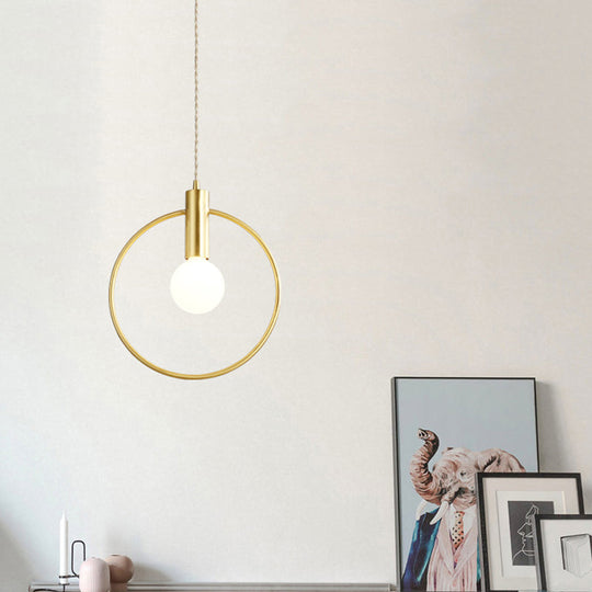 Lampe à suspension minimaliste dorée avec pendule annulaire et ampoule pour chambre à coucher