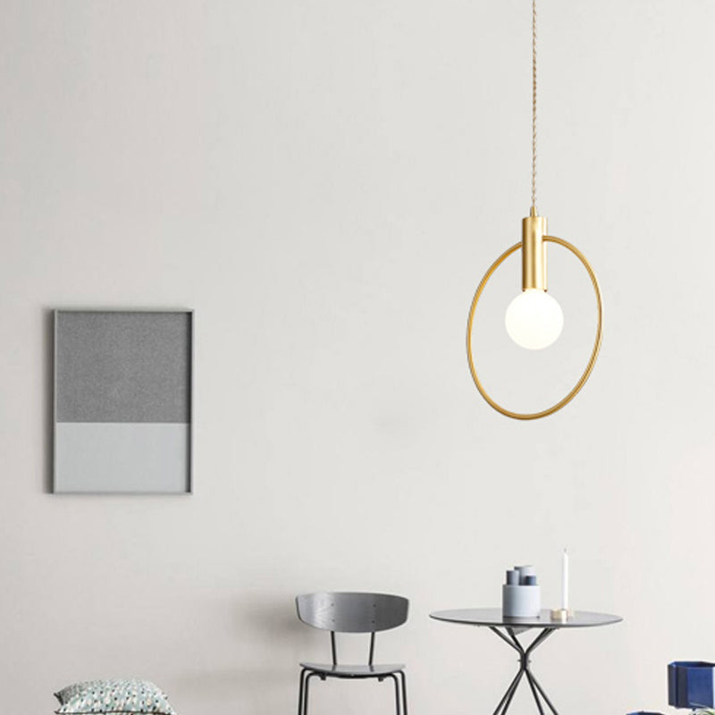 Lampe à suspension minimaliste dorée avec pendule annulaire et ampoule pour chambre à coucher
