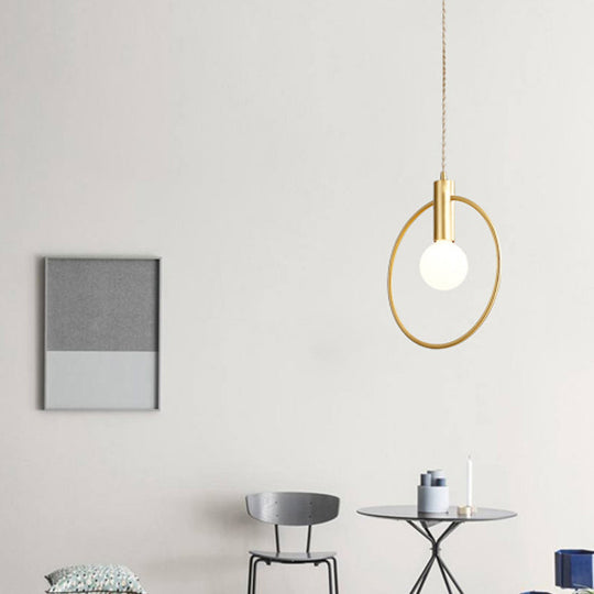 Lampe à suspension minimaliste dorée avec pendule annulaire et ampoule pour chambre à coucher