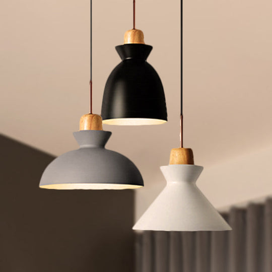 Luminaire suspendu de style nordique : plafonnier d'intérieur à 3 ampoules en métal et bois noir