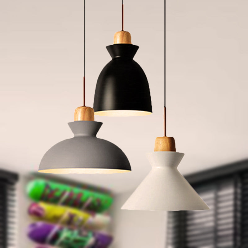 Luminaire suspendu de style nordique : plafonnier d'intérieur à 3 ampoules en métal et bois noir