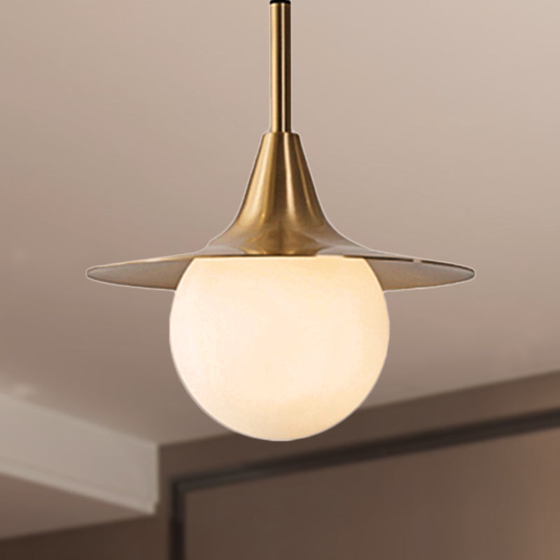 Suspension de plafond en laiton du milieu du siècle avec abat-jour en boule de verre laiteux - Lampe suspendue élégante pour table à manger