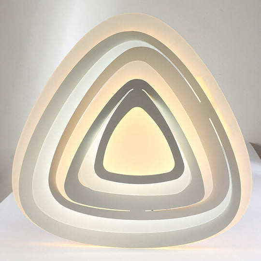 Plafonnier LED moderne en acrylique blanc triangulaire avec éclairage chaud/blanc