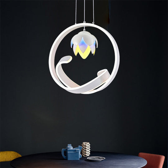 Lustre suspendu à LED Lotus : style moderne pour la décoration de la salle à manger en blanc