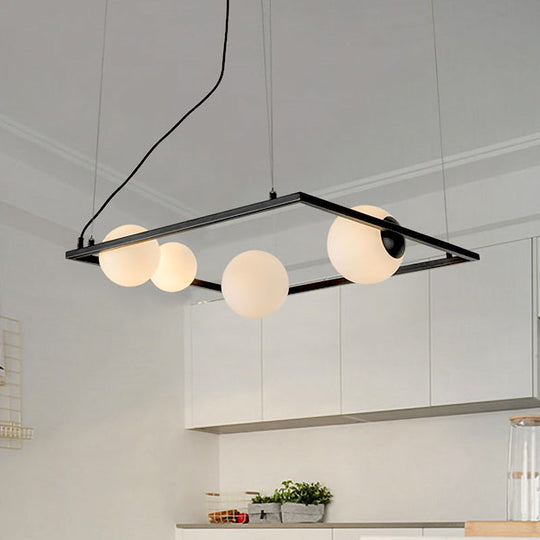 Lustre moderne à cadre noir avec abat-jour en verre opale - Luminaire suspendu à 4 têtes