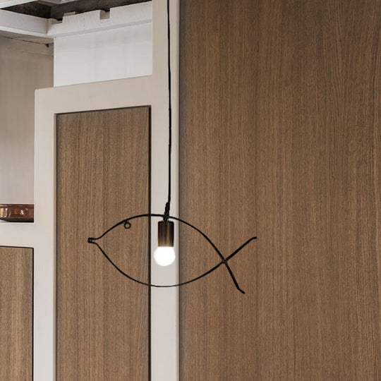 Plafonnier suspendu moderne en métal noir en forme de poisson pour salle à manger